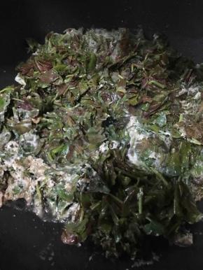 大火烧热油后倒入蛋糊翻炒至断生，再加入适量盐继续大火翻炒。