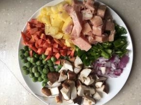 将所有原材切成丁。包括菠萝肉。