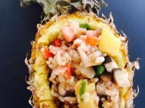 倒入菠萝里直接开吃啦。