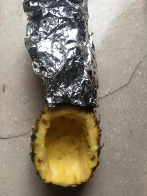 菠萝用锡纸包住叶子部分放入烤箱烘烤，设置170度，中层10分钟左右即可，烤熟菠萝肉。