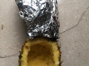 菠萝用锡纸包住叶子部分放入烤箱烘烤，设置170度，中层10分钟左右即可，烤熟菠萝肉。