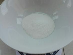 一盒75克，倒入容器中