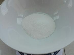 一盒75克，倒入容器中
