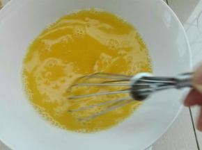 一盒75克，倒入容器中