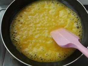 再倒入锅中小火搅拌沸腾