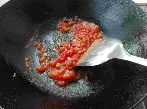 锅中倒底油，将西红柿切小块（不怕麻烦的可以西红柿提前去皮哈，我比较懒，忽略这一步了）同葱沫一起煸炒