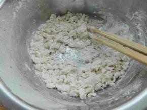 面粉用水（我将水龙头的水拧到嘀嗒嘀嗒的状态，面盆对着嘀嗒的水，筷子快速不停搅拌面粉，就可以成均匀小小的疙瘩了）