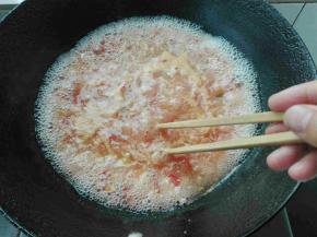 锅中水开后，倒入搅拌好的面疙瘩