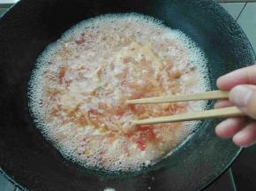 锅中水开后，倒入搅拌好的面疙瘩