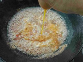 继续烧开，打入一个鸡蛋，继续搅拌烧开