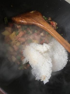 倒入米饭继续翻炒均匀即可。