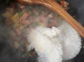 倒入米饭继续翻炒均匀即可。