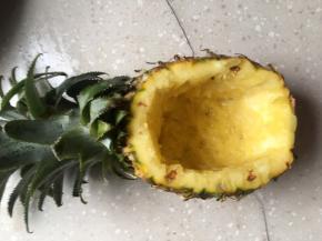 选择2、3斤左右一个菠萝横向削掉1/4。最大限度地挖出果肉、挖空菠萝，但是不要挖穿了菠萝。