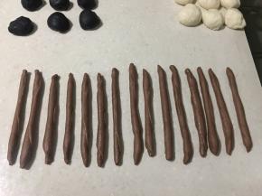 一次性做好咖啡色长条。