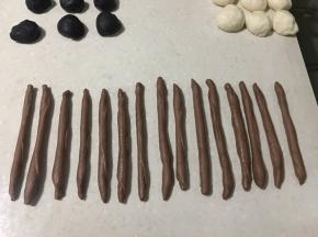 一次性做好咖啡色长条。