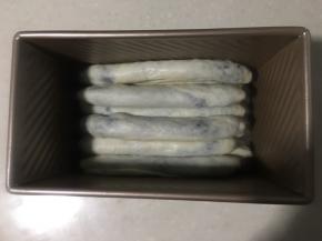 均匀地摆放在模具里。