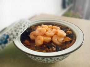 三鲜卤成品图，盖冒是炒虾仁。三鲜卤盖冒最常见的是炒鸡蛋和炒虾仁，其它的海鲜可以任意炒，任意盖，只要您喜欢。