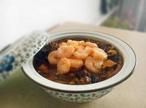 三鲜卤成品图，盖冒是炒虾仁。三鲜卤盖冒最常见的是炒鸡蛋和炒虾仁，其它的海鲜可以任意炒，任意盖，只要您喜欢。