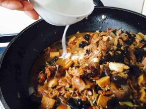 总共炖了15分钟后改中火，加2勺盐调味，大量的淀粉（我用了60g左右）用水调匀，分次淋入锅里，每淋入一次要用铲子轻轻推匀，直到卤的浓稠适度。