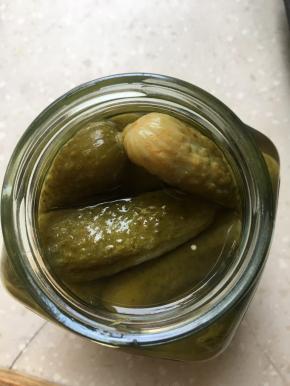 酸黄瓜取出两根切成薄片备用。