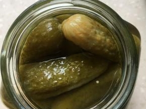 酸黄瓜取出两根切成薄片备用。