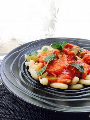 盛盘后浇上番茄酱汁、撒上薄荷叶做点缀即可食用。