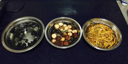 干货的泡发，泡发时请用凉水，木耳和香菇至少要提前1个小时泡发，我一般都是早晨上班之前泡上，下午下班回来时使用，黄豆和青豆的泡发也是如此，干黄花菜泡半个小时就可以。快速泡发干货的话可用30度的温水，估计半个小时就能使用，肯定没有前者泡发的充分。最重要的一点是泡发香菇的水一定要保留，过滤杂质后备用。