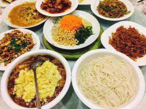 这是朋友过生日时的寿面，三鲜卤用炒鸡蛋盖冒，四菜是分别是清炒虾仁（没照上）、糖醋面筋、香干韭菜、青椒肉丝，一碟是菜码。