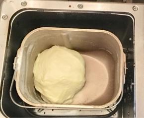 将中种面团A类原材一次性倒入面包机揉顺滑即可，不用揉出手膜，密封保存放冰箱冷藏发酵17小时以上。
