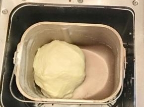 将中种面团A类原材一次性倒入面包机揉顺滑即可，不用揉出手膜，密封保存放冰箱冷藏发酵17小时以上。