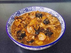 把做好的三鲜卤盛在漂亮的汤盆里，此方子是5人左右的量。