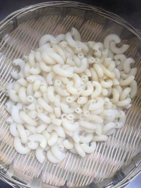 意大利粉煮熟后捞出用凉水冲一下、沥干。