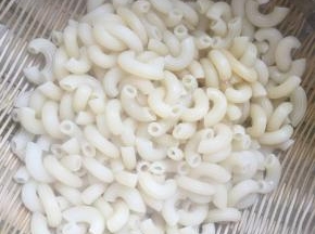 意大利粉煮熟后捞出用凉水冲一下、沥干。