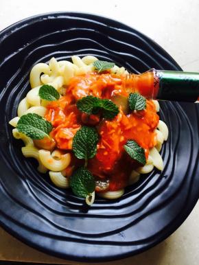 喜欢辣味的可以浇上一些辣椒酱。