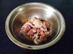 猪五花肉切薄片，放1小勺生抽、少许料酒、少许白胡椒粉搅拌均匀入味。