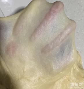 面包机揉面至面团达到扩展阶段状态，即揉出手膜即可。