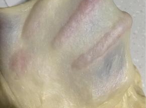 面包机揉面至面团达到扩展阶段状态，即揉出手膜即可。