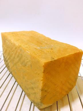 烤箱预热后设置170度、150度上下火，中层烘烤35分钟左右出炉、摔打几下、震出热水气，再脱模放凉。我是学厨吐司模具、柏翠烤箱的烘烤时间和温度。