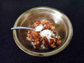 放2小勺淀粉搅拌至上浆均匀，再放1小勺炒菜油，把油封匀。