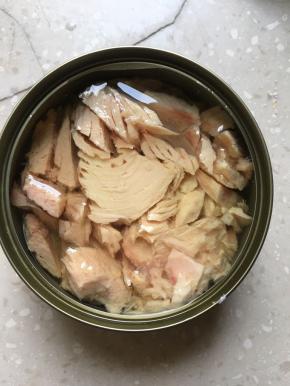 125克重量金枪鱼罐头取出一半备用。