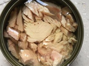 125克重量金枪鱼罐头取出一半备用。