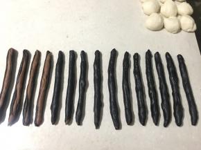 留下几个黑色面皮不要全包了咖啡色长条，这样出来的图案不规则才美。