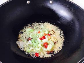 开大火置锅，锅内留炒虾仁底油，再加入炒菜油（油总量是平时炒肉时的2倍），改中小火，放八角，当八角煸出香味时依次放入姜米、蒜片葱花、辣椒爆香。