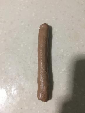 沿着长边卷起来搓成条、拉长至长度15CM左右。