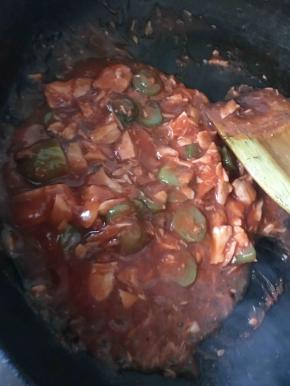 加入金枪鱼、酸黄瓜片、撒上胡椒粉等，继续翻炒均匀即可。