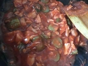 加入金枪鱼、酸黄瓜片、撒上胡椒粉等，继续翻炒均匀即可。
