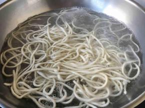 煮面：我买的是圆条切面，煮之前要把切面抖散，以免下面时粘连。锅里放半锅水，大火煮开，下切面，用筷子把切面搅散，盖上锅盖，开锅后用再用筷子搅一搅，检查一下切面是否粘连，此时关火，盖上锅盖焖5分钟左右切面就熟了。如果买的是扁条的切面或者是手擀面，焖的时间就要适当减少。