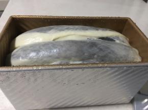 放入有热水的烤箱里密封开始二发，发酵至模具8分满，二发就完成了。