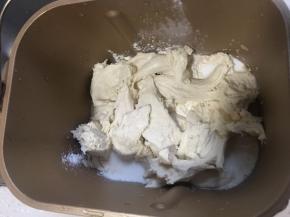 将中种面团撕成块放入面包机揉顺滑后再加入黄油继续揉面。