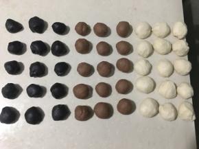 再分别平均分成15个面团，大小大概就好，不均匀的面团出来的图案才自然。
